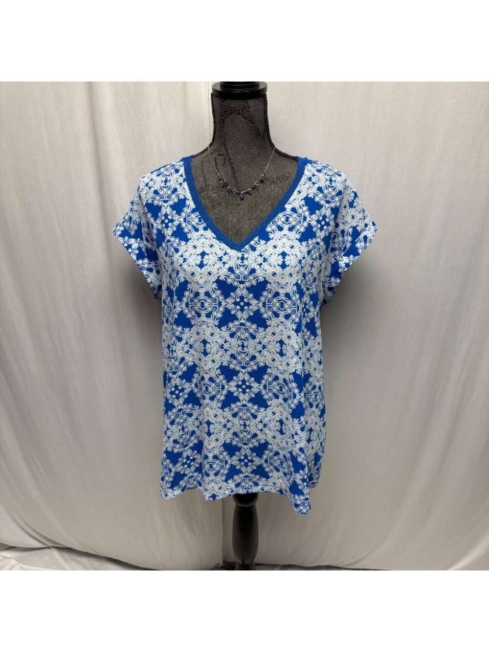 Worthington Blouse Womens Size Large Blue White Lacey Floral V-Neck Short Sleeve
